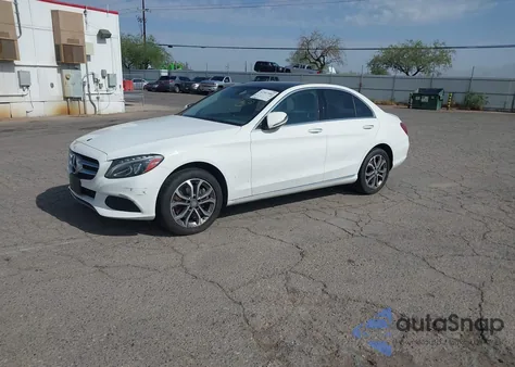 2016 Mercedes-Benz C 300 4Matic z USA, uszkodzony, nr VIN 55SWF4KB7GU100119